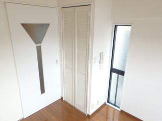 たっぷりの陽射しが射し込むお部屋です