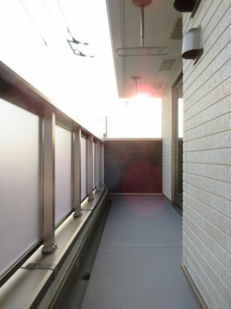 暖かな日差しのふりそそぐバルコニー