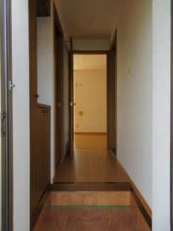 収納もある玄関です