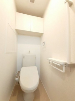 落ち着いた色調のトイレです