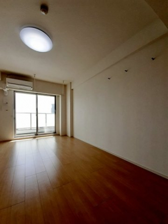 明るい色調の室内です