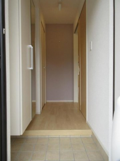 収納もある玄関です