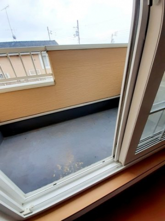 外からの目が気にならないバルコニーで洗濯物が干せます