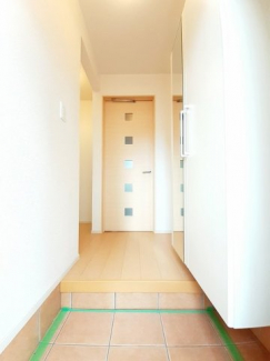 収納もある玄関です