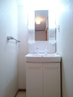 ゆったりとスペースのある洗面所