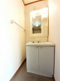 ゆったりとスペースのある洗面所