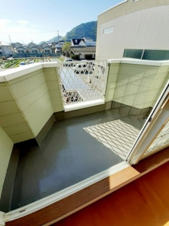 バルコニーからの眺めを楽しみながら食事をしませんか