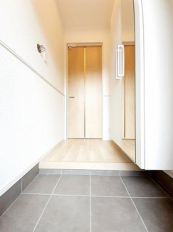 収納もある玄関です