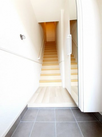 収納もある玄関です