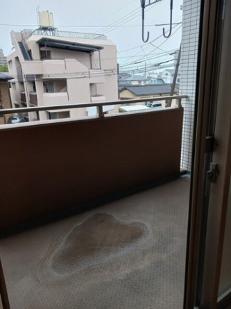 暖かな日差しのふりそそぐバルコニー