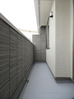 落ち着いた時間を過ごせるバルコニーです