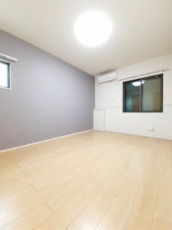 明るい色調の室内です