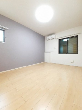 明るい色調の室内です