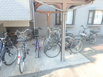 屋根付き駐輪スペースです