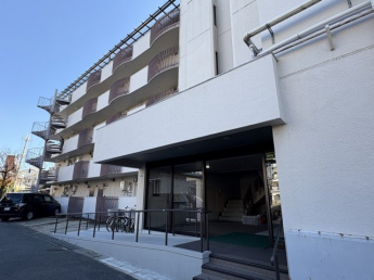 スロープが嬉しい正面入り口