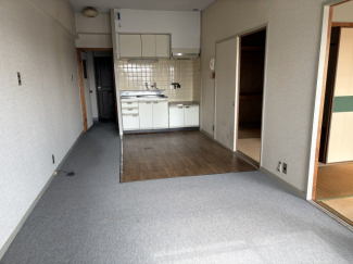 キッチン方向へのLDK、奥行きゆったり。