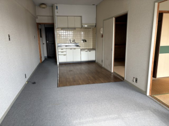 キッチン方向へのLDK、奥行きゆったり。