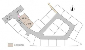 ４３坪超の敷地。幅員６ｍの道路に面しており、通勤や休日のお出