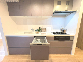 壁付けシステムキッチンはスペースの最大限の有効活用が可能で、動線がスムーズになり調理や準備が快適で効率的に行えます。収納スペースや吊り戸棚が設けられ、調理器具や食器類をスマートに収納できます。