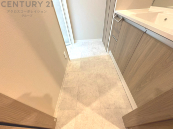 衣服の収納や脱ぎ着や整理整頓がしやすく、湿った衣類を乾燥させるスペースがありカビや臭いの発生を防ぎます。床の汚れを他の部屋に持ち込まず清潔を保つことができます。また快適な入浴環境の整備にも役立ちます。