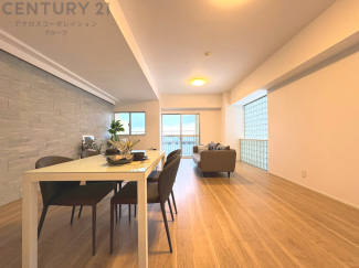 キッチン前のダイニングスペース。ダイニングセットを置いても十分な広さを確保。