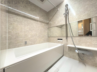 ユニットバスは省スペースでありながら、シンプルな設計と使いやすさを備え、簡便なメンテナンスが可能です。またミラー・小物置き場もあり便利です。