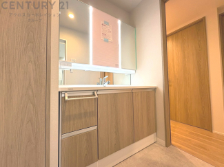 化粧品や洗顔料、歯ブラシなどの必需品をまとめて置ける収納スペースがあり、使用するたびに取り出す手間が省けます。また、水回りのため、濡れても大丈夫な素材が使用されており、お手入れが簡単です。