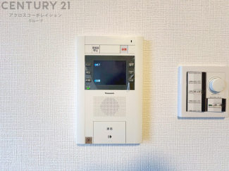 訪問者が来たときにテレビ画面で確認できるため、安心してドアを開けられます。録画機能があるものもあり、留守中に来訪者を記録しておくことができます。利便性が高く、セキュリティ面でも安心です。