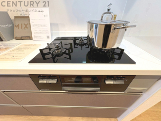 多数の調理器具を同時に使用でき、料理の効率化が可能。省エネで節約になり、様々な料理スタイルに適応できます。また、火力調整が独立しており、手入れや掃除もしやすく、今よりもっとお料理が楽しくなるかも。