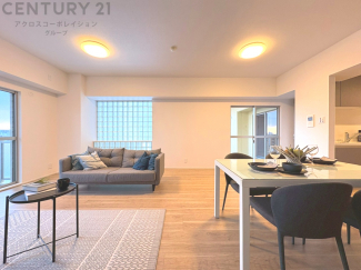 キッチン前のダイニングスペース。ダイニングセットを置いても十分な広さを確保。