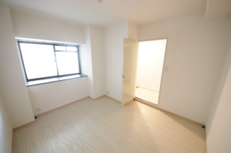 使い勝手のいい洋室です