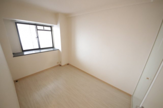 落ち着いた色調の洋室です