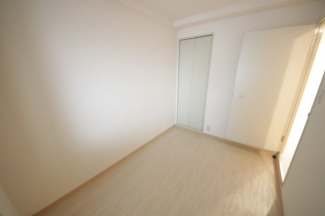 コンパクトで使いやすい洋室です