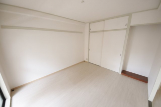 広くて明るい寝室