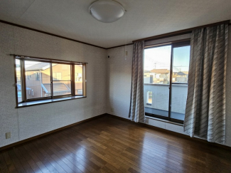 2階8帖の洋室です