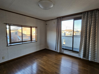 2階8帖の洋室です