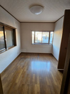 2階6帖の洋室です