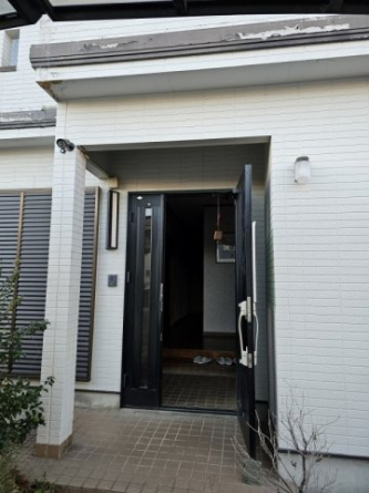 玄関の上に屋根があるので雨の日などに助かります