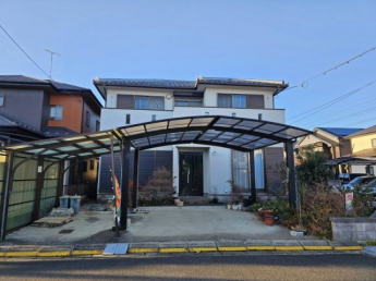 車が２台がゆったりと停まります。軽だと３台停められそうですね