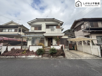 閑静な住宅街
ガーデニングができるお庭がございます！
前面道路　6ｍ以上♪