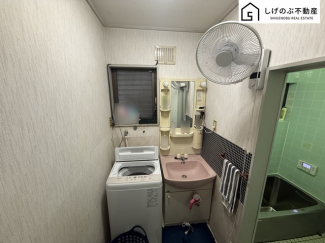 シャワー水栓付き、独立洗面台となります。