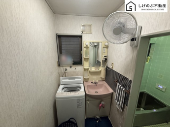 シャワー水栓付き、独立洗面台となります。