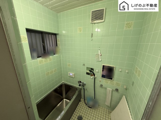 窓付きのバスルームは、明るく換気環境も良好。