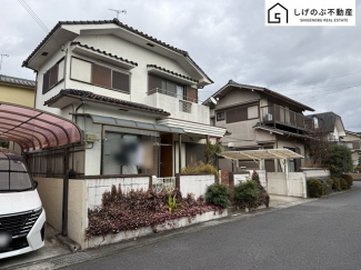 閑静な住宅街
ガーデニングができるお庭がございます！
前面道路　6ｍ以上♪