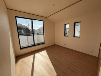 大きな窓からたっぷりの光を取り込んで健康的な毎日を過ごせそう