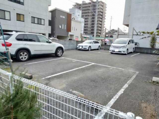 駐車場の北西側から写真撮影したところです♪