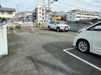 駐車場南西側から撮影したところです♪進入路から駐車場へ入った
