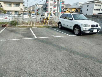 松山市道後北代の駐車場の画像