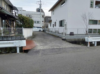 駐車場への進入路です♪駐車場西側に進入路があります♪