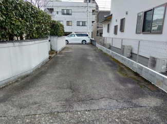 駐車場への進入路です♪